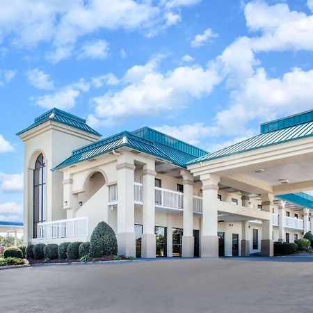 Days Inn By Wyndham Saint Pauls Bagian luar foto