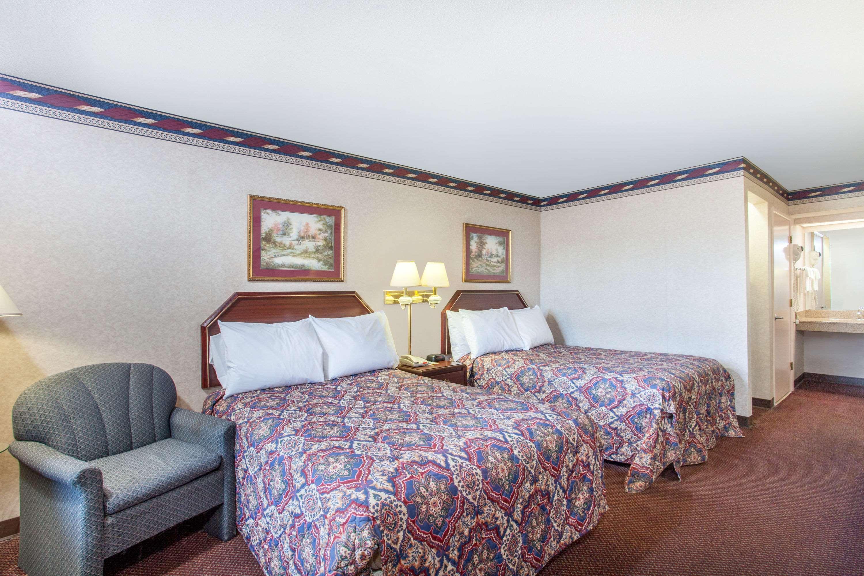 Days Inn By Wyndham Saint Pauls Bagian luar foto