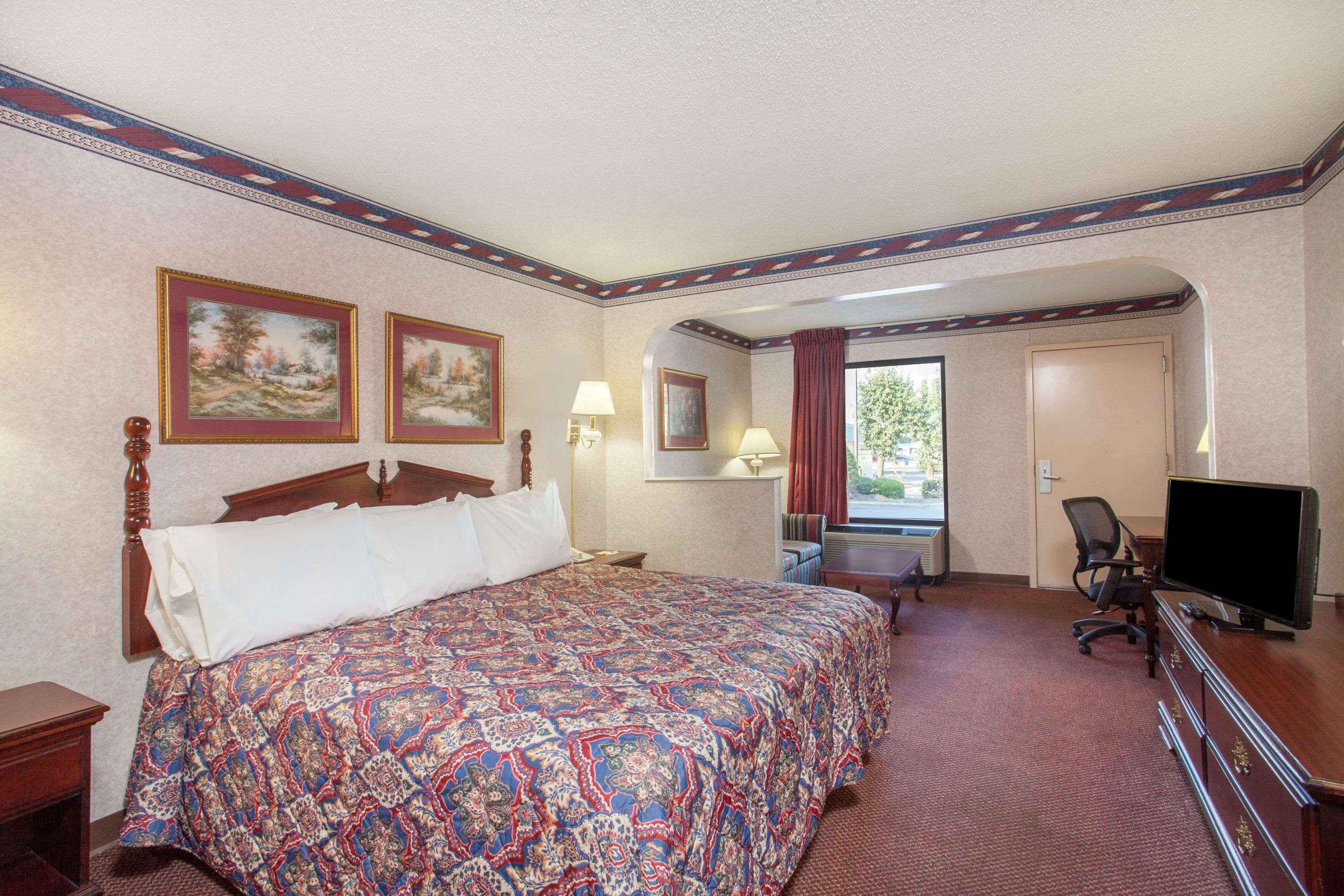 Days Inn By Wyndham Saint Pauls Bagian luar foto