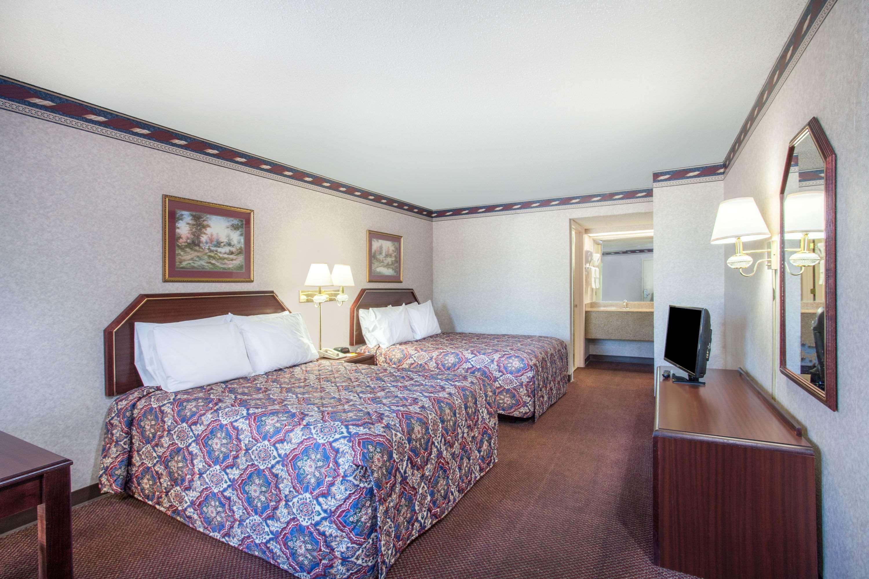 Days Inn By Wyndham Saint Pauls Bagian luar foto