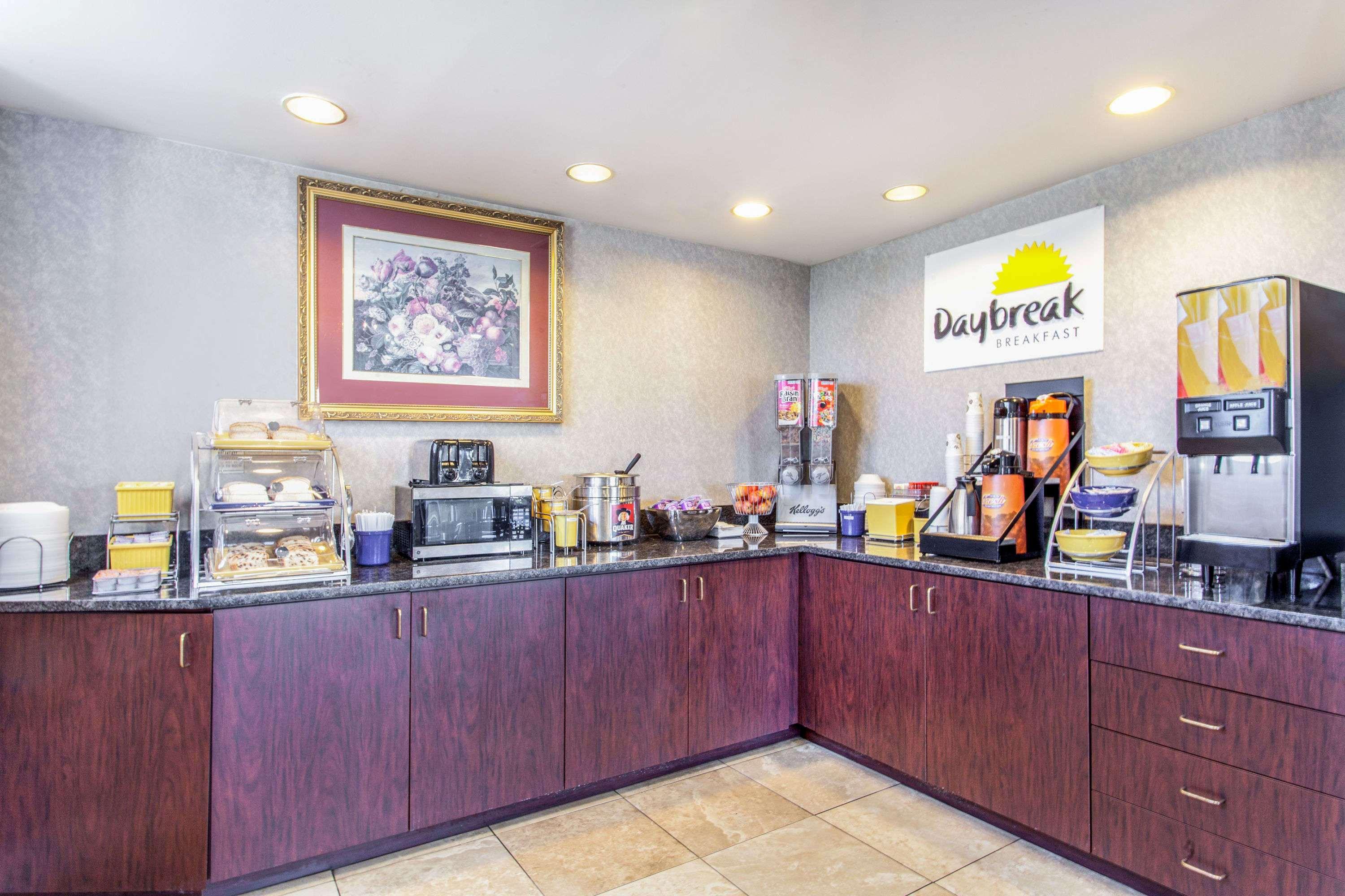 Days Inn By Wyndham Saint Pauls Bagian luar foto
