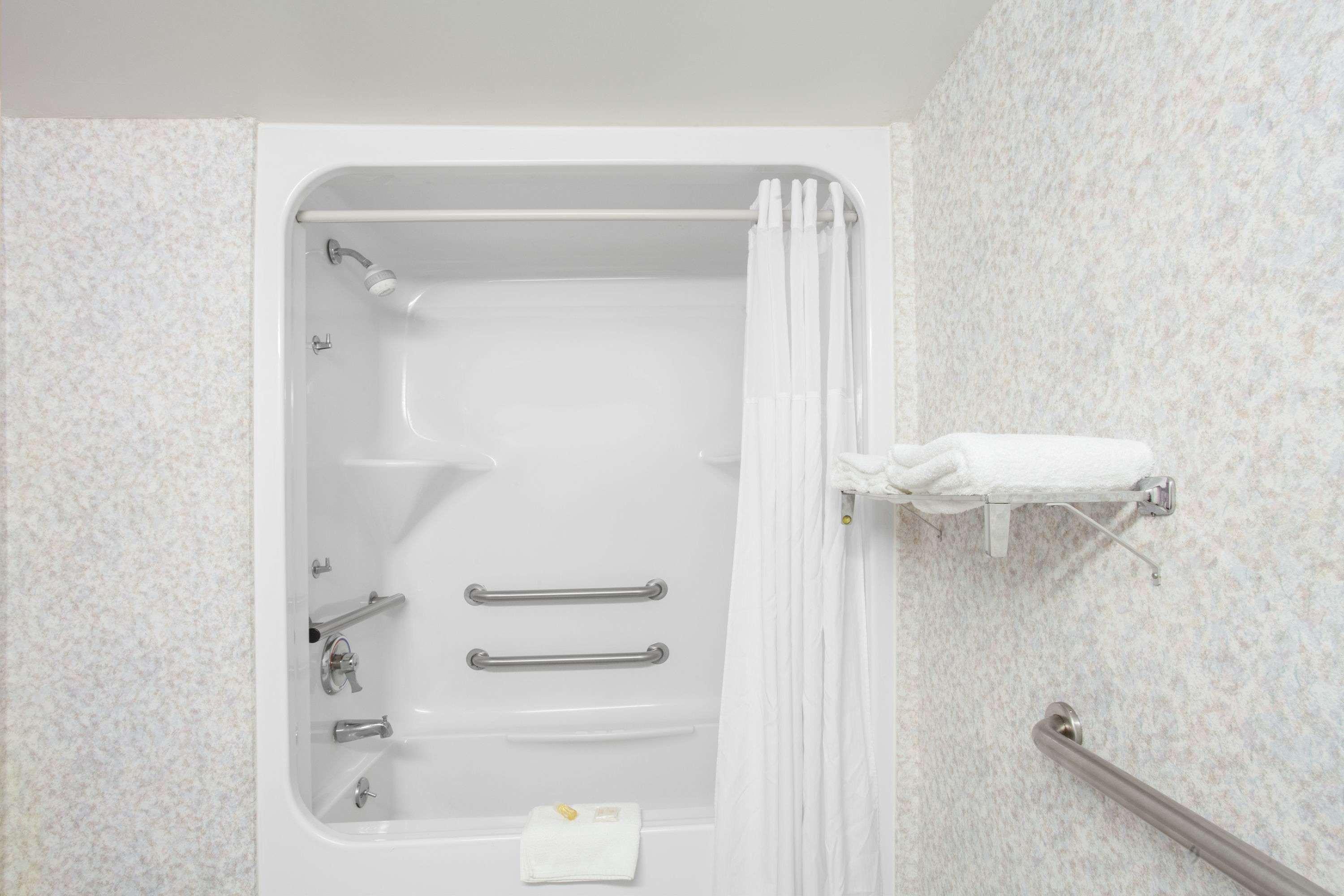 Days Inn By Wyndham Saint Pauls Bagian luar foto