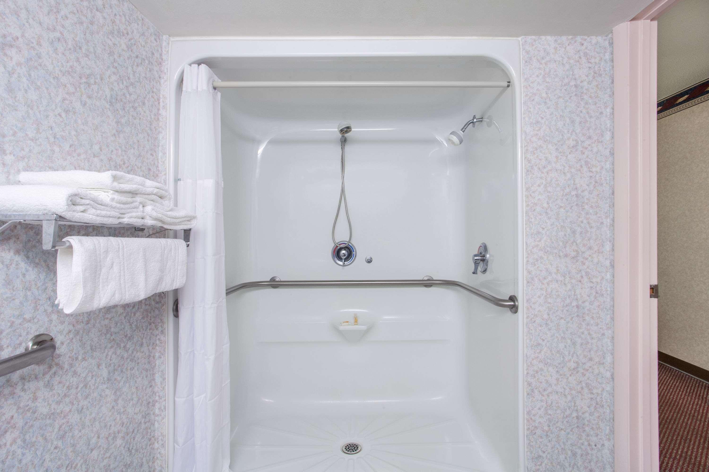Days Inn By Wyndham Saint Pauls Bagian luar foto