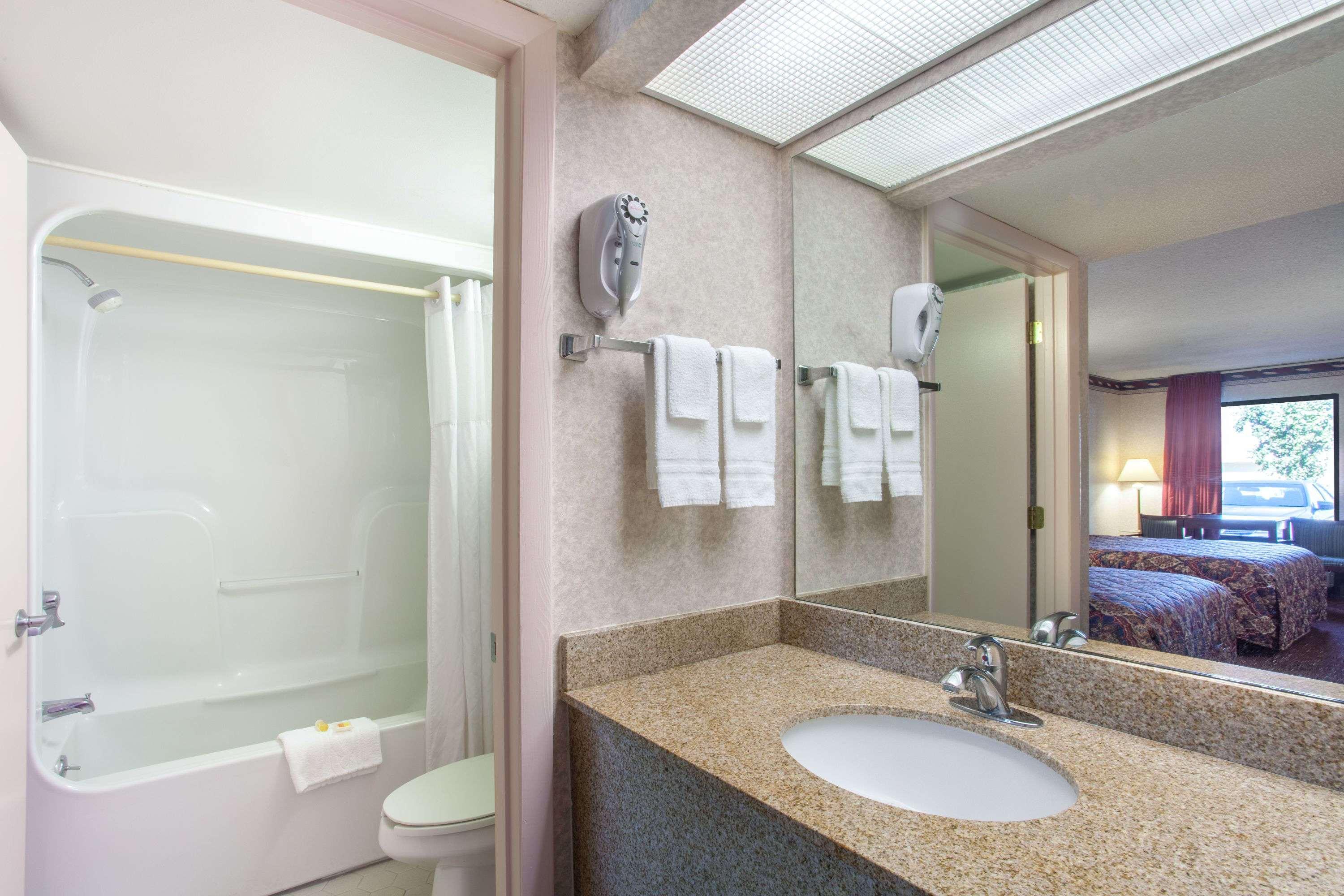 Days Inn By Wyndham Saint Pauls Bagian luar foto