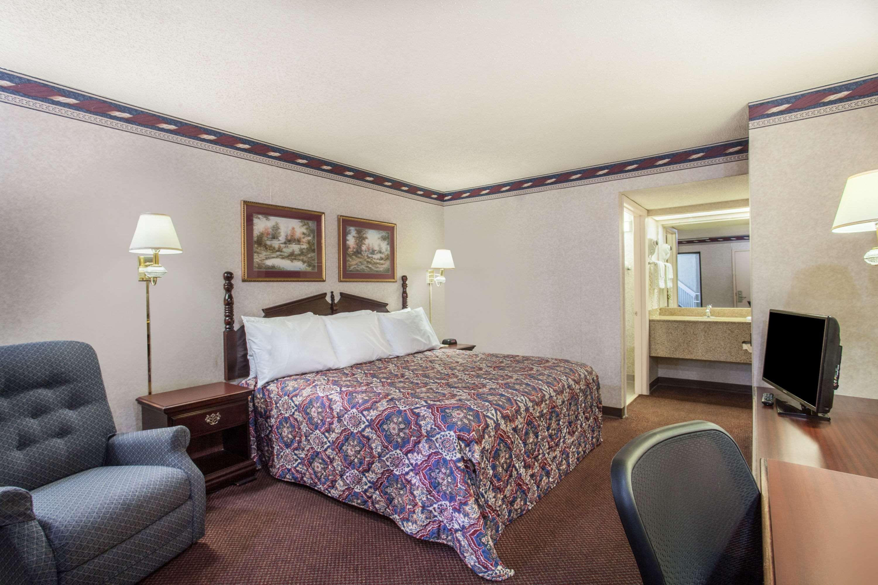 Days Inn By Wyndham Saint Pauls Bagian luar foto