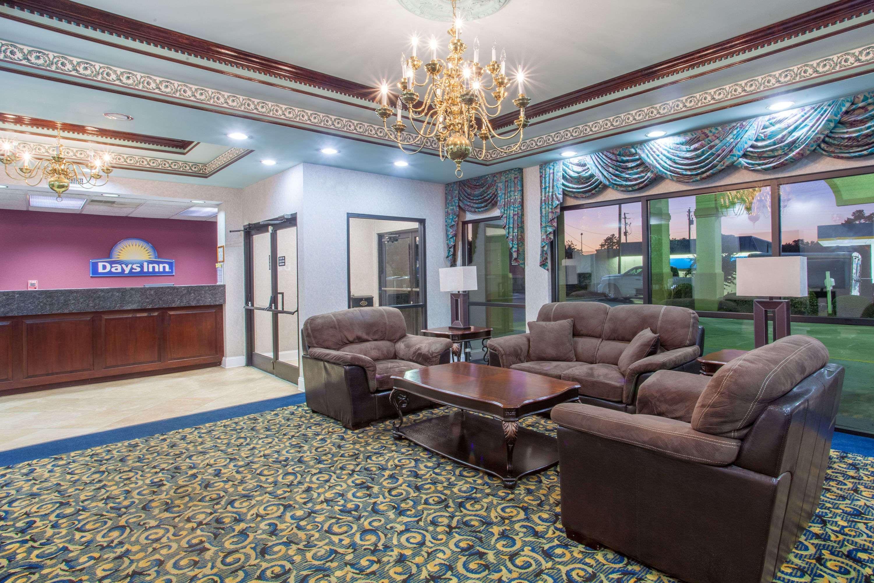 Days Inn By Wyndham Saint Pauls Bagian luar foto
