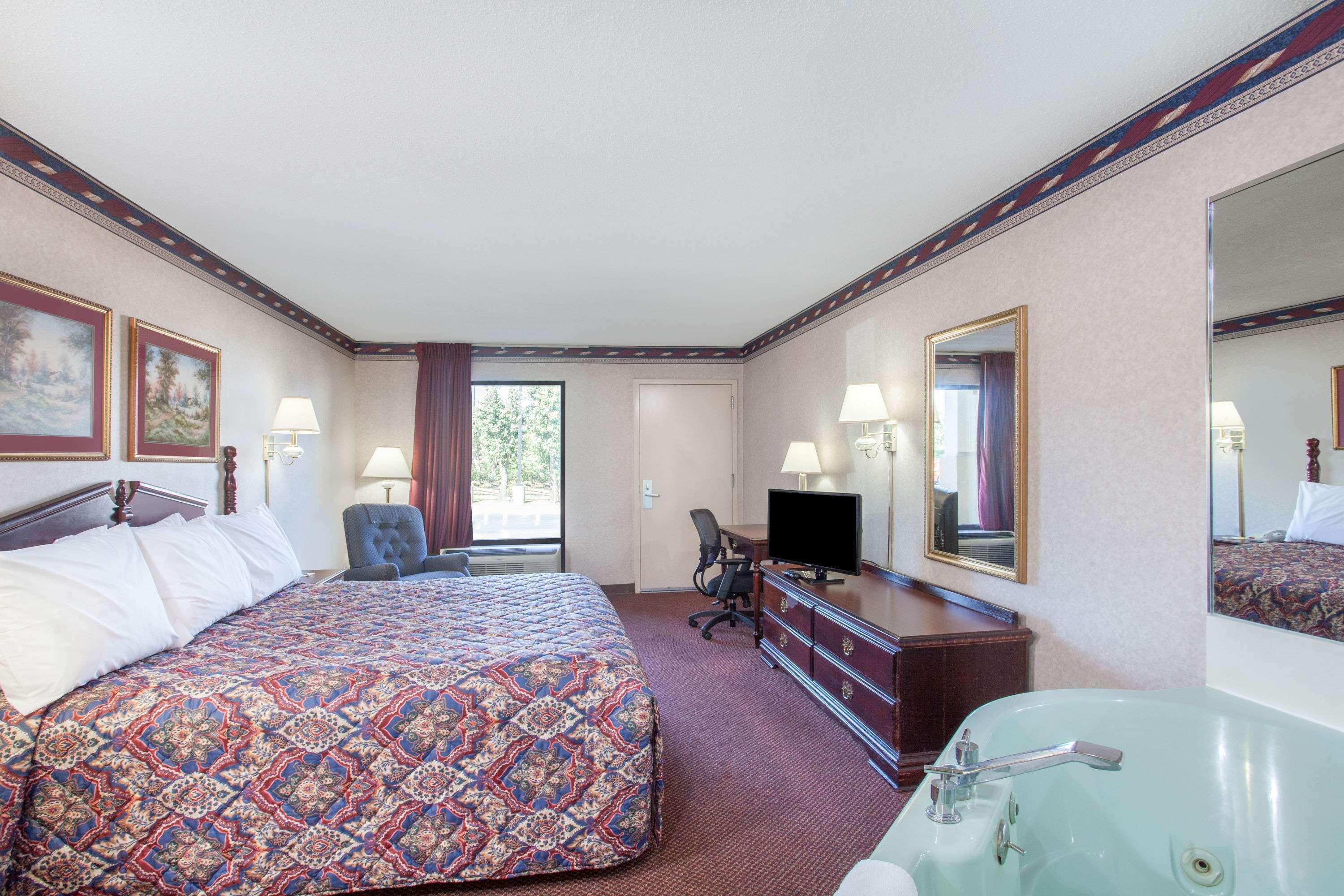 Days Inn By Wyndham Saint Pauls Bagian luar foto