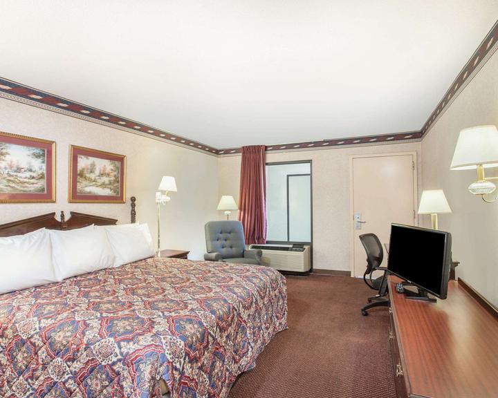 Days Inn By Wyndham Saint Pauls Bagian luar foto