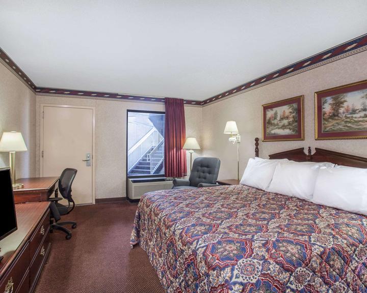 Days Inn By Wyndham Saint Pauls Bagian luar foto