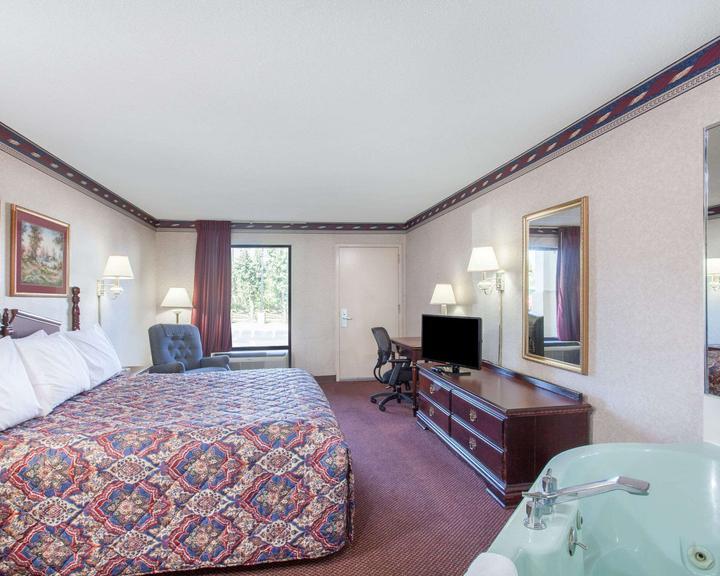Days Inn By Wyndham Saint Pauls Bagian luar foto